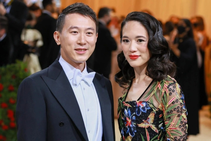 Shou Zi Chew và người vợ tên Vivian Kao